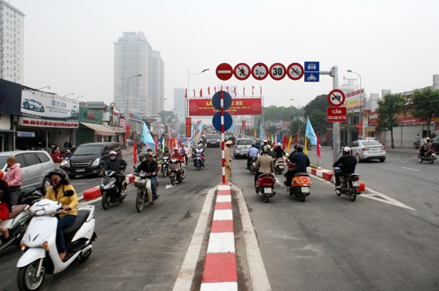 Cầu vượt nhẹ Lê Văn Lương - Láng Hạ cấm xe tải và người đi bộ.